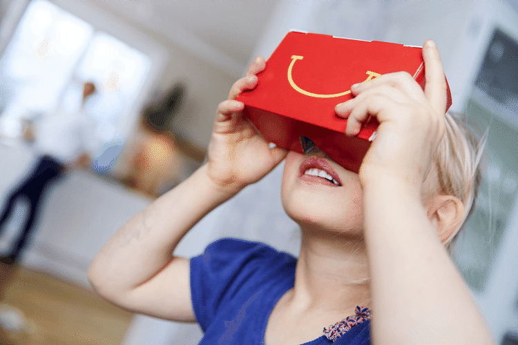 FREMTIDSFØDE. Hvis du eller dine børn endnu ikke har stiftet bekendtskab med Virtual Reality, kan du i weekenden køre op til Stockholm og købe et Happy Meal med en VR-brille ombord (Foto: McDonald's). 