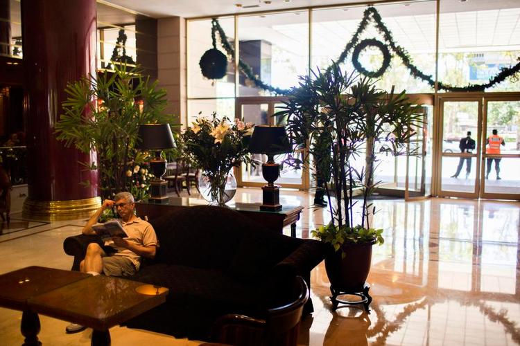 STILFULD. Lobbyen på Emperador Hotel i Buenos Aires er ikke alene kæmpestor, men også stilfuld. Gæsterne bruger den af og til som opholdsstue. 