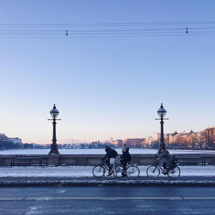 AFSTED. Ibyen har udvalgt fem Instagrammere, der er særligt gode til at vise Københavns liv via deres iPhone. For eksempel cyklisternes favorit, Dronning Louises Bro, fanget en frostklar morgen i februar. 