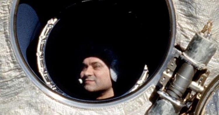 UDKIG. Valerij Poljakov kigger ud fra Mir-rumstationen under sig rekordlange ophold i rummet 