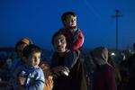Strandet. Flygtninge og migranter stod i går i kø til mad, som uddeles i en lejr ved grænsen mellem Makedonien og Grækenland. Op mod 8.000 er strandet ved grænsen og tallet vokser dagligt, efter at Makedonien har begrænset, hvor mange som må komme over grænsen. 