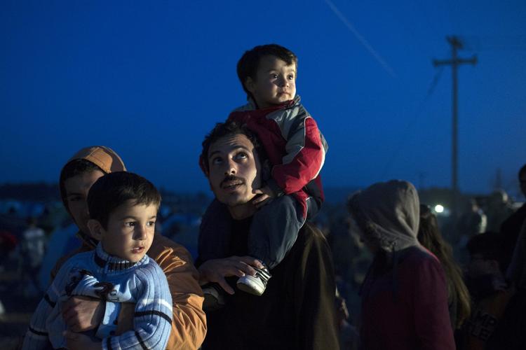 Strandet. Flygtninge og migranter stod i går i kø til mad, som uddeles i en lejr ved grænsen mellem Makedonien og Grækenland. Op mod 8.000 er strandet ved grænsen og tallet vokser dagligt, efter at Makedonien har begrænset, hvor mange som må komme over grænsen. 