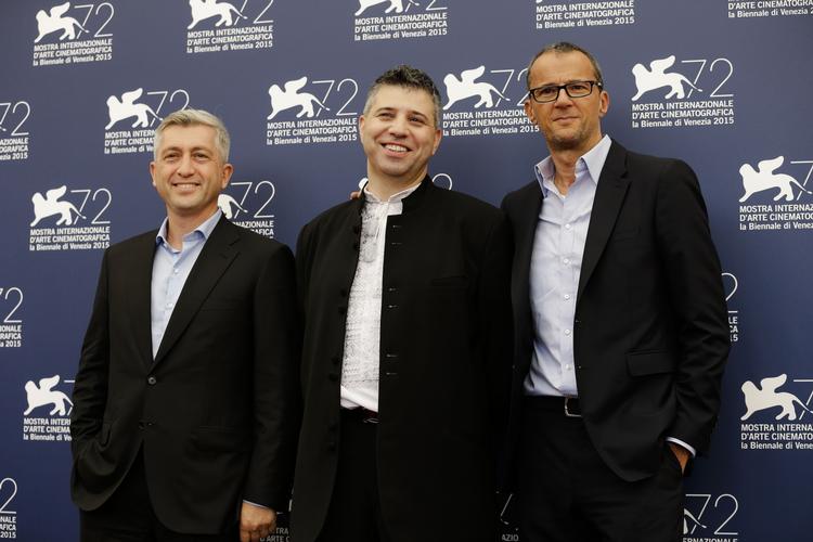 dokumentar. Producer John Denn (tv.), intruktør Evgeny Afineevsky og producer John Battsek (th.) til Venice Film Festival. 