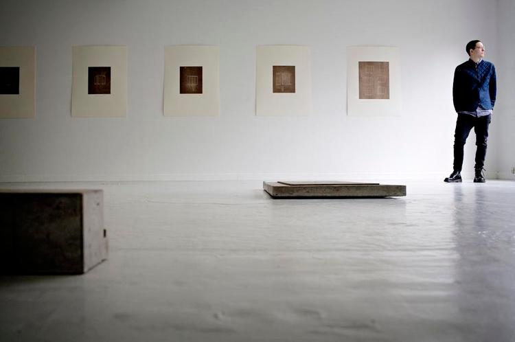 udstillingen. Der er en problematik omkring skabet, som ifølge Ester Fleckner er spændende at arbejde med, fordi det er forbundet med ideer om afsløringer, genkendelse og skam. Normalt har skabe jo en lukket form og funktion, der består i at opbevare eller skjule noget. Ester Fleckner har opløst både form og funktion og åbnet for (kunst)skabets hemmeligheder. Foto: Martin Lehmann 