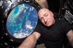 Rummet. Scott Kelly, der netop er vendt hjem fra et år i rummet er blevet yngre end sin tvillingebror. 