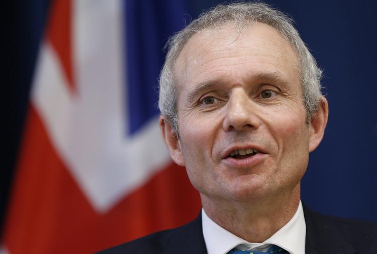 Klæbehjerne. Den britiske europaminister, David Lidington, er kendt som den person i Storbritanniens regering, der ved mest om EU. I dag besøger han regeringen og Folketinget i København. 