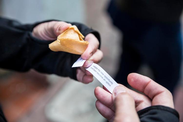 Fremtiden. Lykkekagefabrikken har over 1.000 forskellige spådomme, hvor de mest populære er de særlige ’X-rated’, halvfrække spådomme. For 1 dollar kan man skrive sin egen besked og proppe i lykkekagen. 