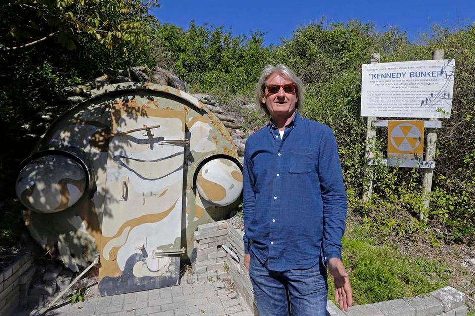 SKJULT. Indgangen til bunkeren er delvist dækket af vegetationen. Anthony Miller driver museets hjemmeside. 