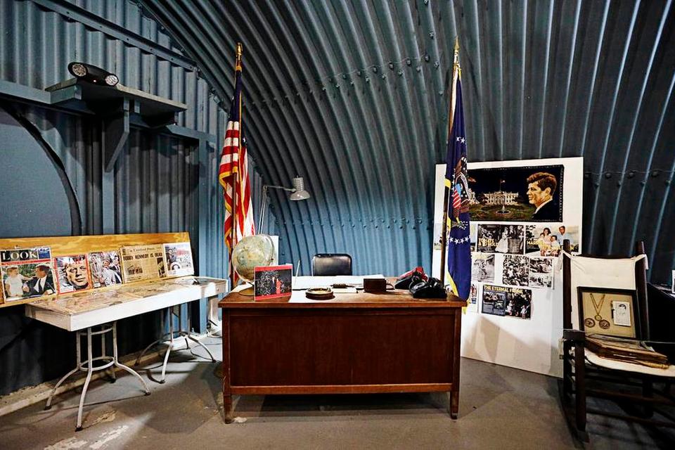 MINDE. Bunkeren er fyldt plakater og artikler, der fortæller om præsident Kennedy. 