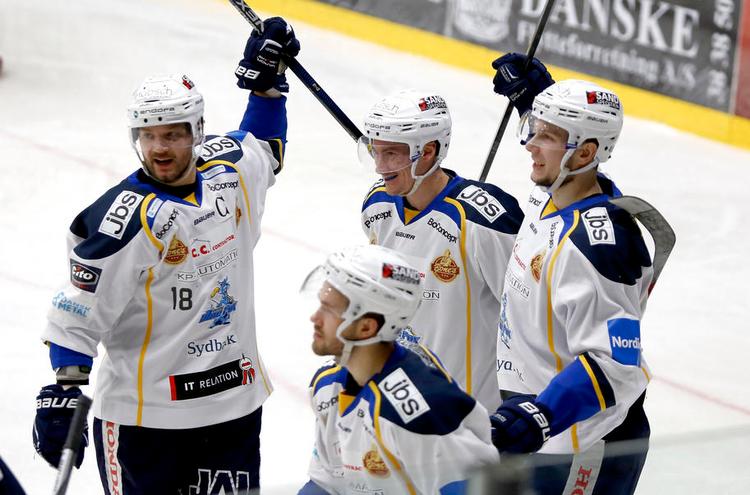 NEJ. Spillerne fra Herning, der her jubler over en scoring i grundspillet mod Rødovre, er ikke helt på linje med DEF. Arkivfoto: Jan Korsgaard 