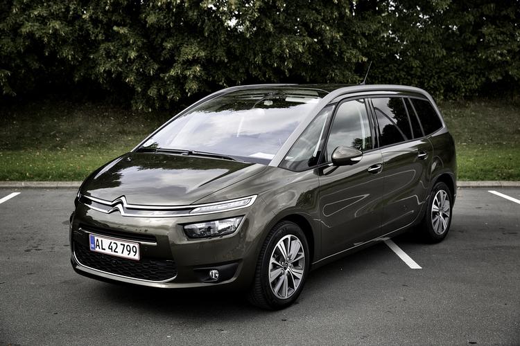 KORTERE. Citroën C4 Grand Picasso med seks manuelle gear ligger forbruget ifølge de nuværende tal på 25 kilometer per liter. Citroëns nye virkelighedstest viser et reelt brændstofforbrug på 17,8 kilometer. 