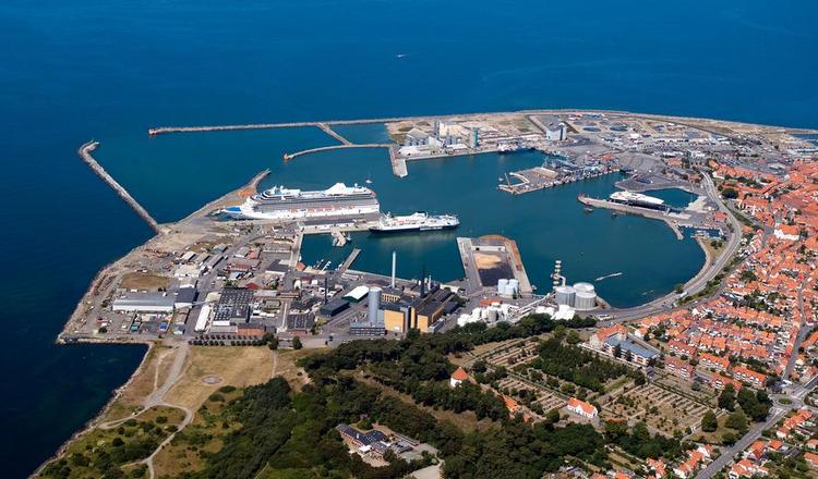 Småt. Store krydstogtskibe kan ikke være i Rønne Havn, og Bornholm går glip af turister på den konto. 