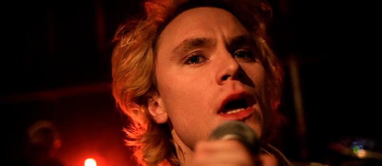 nærbilleder. Bisse deler generøst ud af musikalske closeups på sammenbrud, opture, kroppen og kærligheden. Han kan trække det store livepublikum nu. 