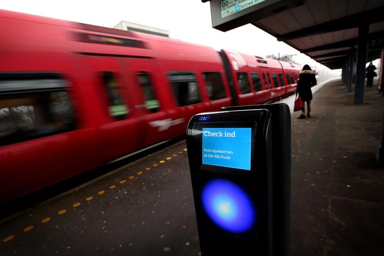 Dyrt. Flere tusind Rejsekort-brugere har over de seneste fem år betalt for mange penge for deres rejser grundet en systemfejl i kontrollørernes håndscannere. Nu kræver Forbrugerrådet, at der blvier fundet en løsning - hurtigt. 