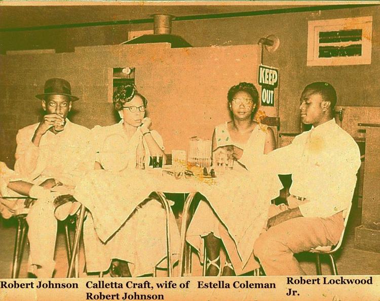 Slæng. Er det her Robert Johnson på bar med både sin kone og elskerinde? Noget tyder på det. Måske er det ikke. 