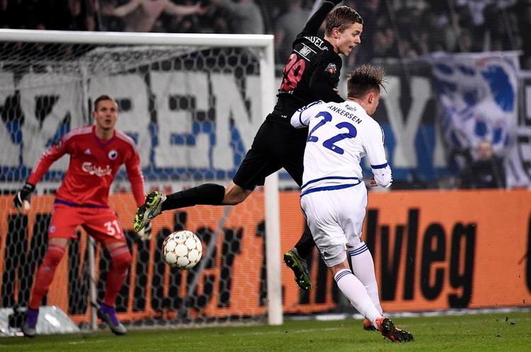 DUEL. To backer, FC MidtjyllandsAndré Rømer og FCK's PeterAnkersen, i en hård nærkamp medden nye FCK-målmand Robin Olsensom tilskuer i baggrunden. 