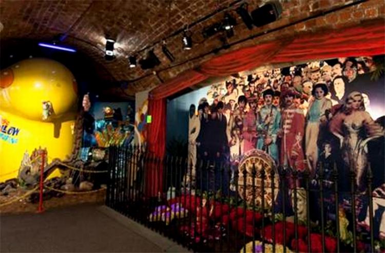 Liverpool. The Beatles Story foregår under jorden, men man kan også komme med bus rundt til beatlernes berømte gader. Læserfoto: Finn Gunst 