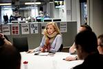 Overblik. Chefredaktør Anne Mette Svane på arbejde i Politikens store redaktionslokale, hvor dagens avis bliver planlagt. 