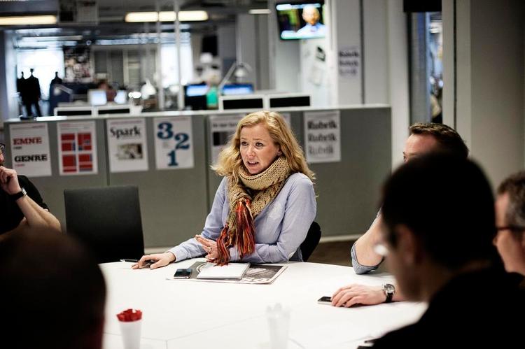 Overblik. Chefredaktør Anne Mette Svane på arbejde i Politikens store redaktionslokale, hvor dagens avis bliver planlagt. 