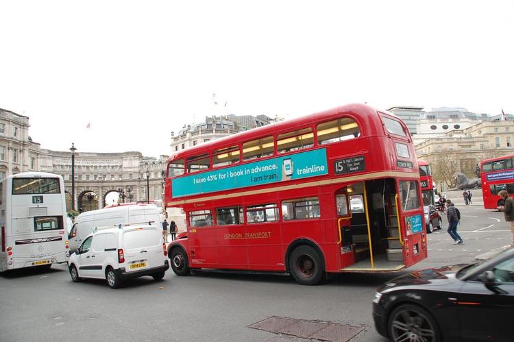 sneglefart. Londons busser kører under 10 km/t. i myldretiden. Værst på linje 15, som stadig benytter nogle af de gamle Routemaster-busser. 