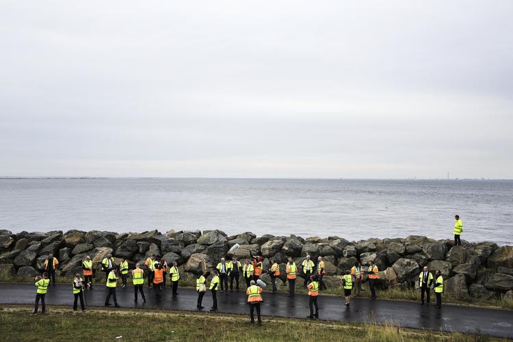 Forberedelserne til en bro eller tunnel mellem Danmark og Tyskland har været i gang i flere år. Her er en tysk delegation på besøg ved Øresundsbroen i 2014. 