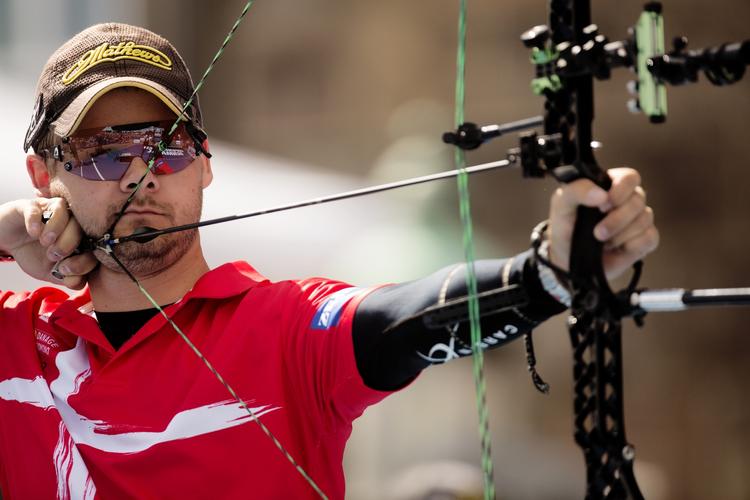compound. Martin Damsbo afvikler et skud ved VM i København, hvor den danske buetrio vandt bronze. 