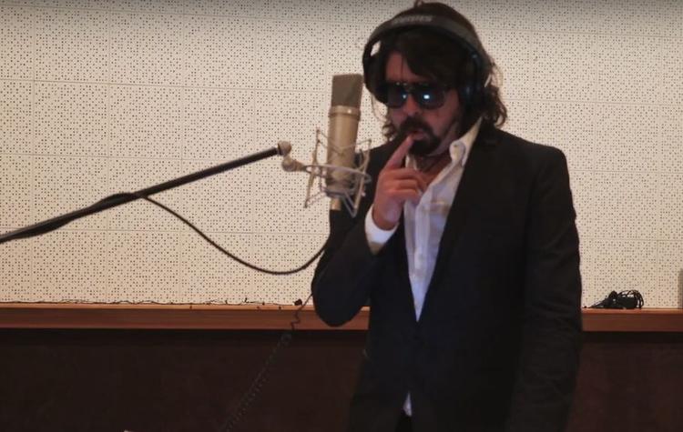 SOLO. Dave Grohl fra Foo Fighters forsøger sig med mere elektronisk orienteret musik, der kan aktiveres med en enkelt finger. Spekulationer om at Foo Fighters går hver til sig til at brede sig. Bandets videosvar på virakken gik viralt. (Foto: YouTube/Screenshot). 