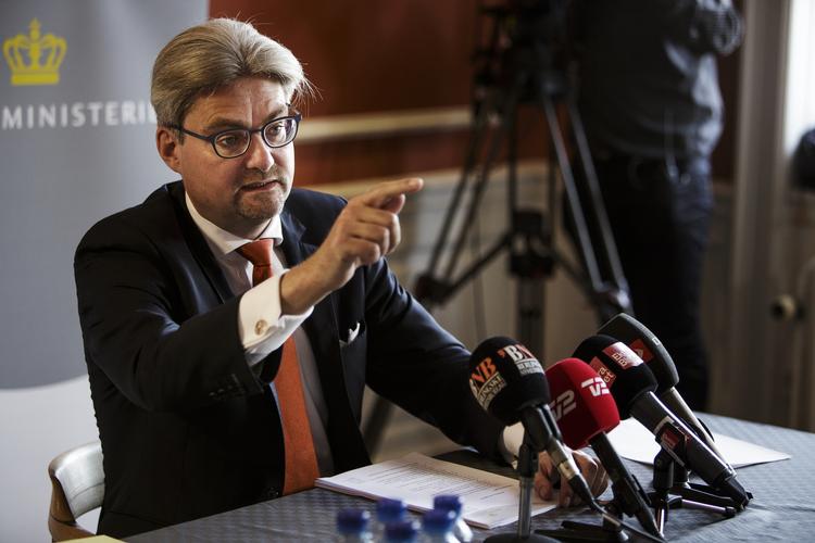 Initiativ. Justitsminister Søren Pind (V) vil mobiltelefonerne i de danske fængsler til livs. Derfor har han udformet 12 konkrete initiativer. 