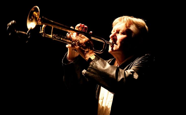 Palle Mikkelborg fik sin første trompet midt i 1950'erne og spillede professionelt fra begyndelsen af 60'erne. 