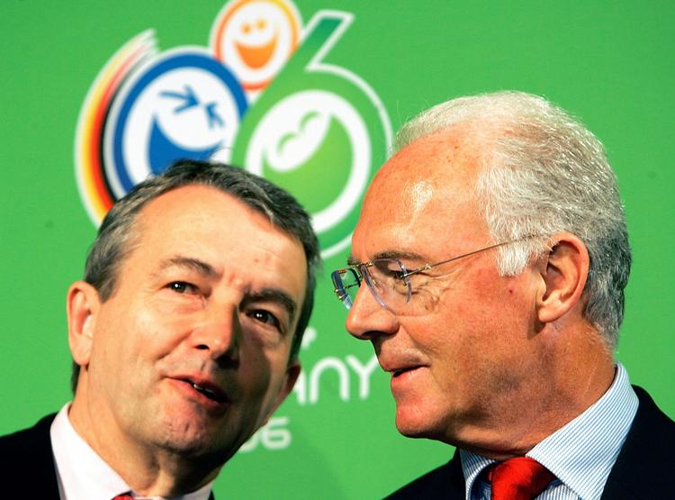 2006-chefer. Franz Beckenbauer (th) var  sammen med  Wolfgang Niersbach (tv) den helt fremtrædende figur i den tyske VM-komité. 
