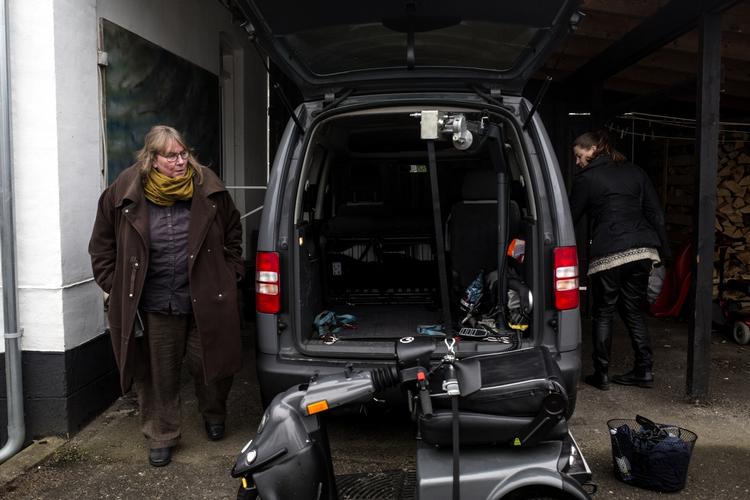 Pensioneret. Birte Brejner er blevet folkepensionist efter et liv på førtidspension og  mister nu et tillæg, som skal dække de merudgifter, hun har som handicappet. Men man bliver jo ikke rask af at blive gammel, så nu anlægger hun sag mod staten. 