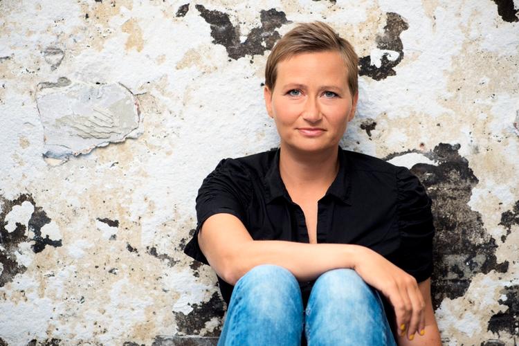 Almindeligt. Julie Top-Nørgaard, der er journalist og skriver klummer i Information, kan den kunst at skrive om noget helt almindeligt som at miste en forælder, uden at det bliver følende og sentimentalt. 