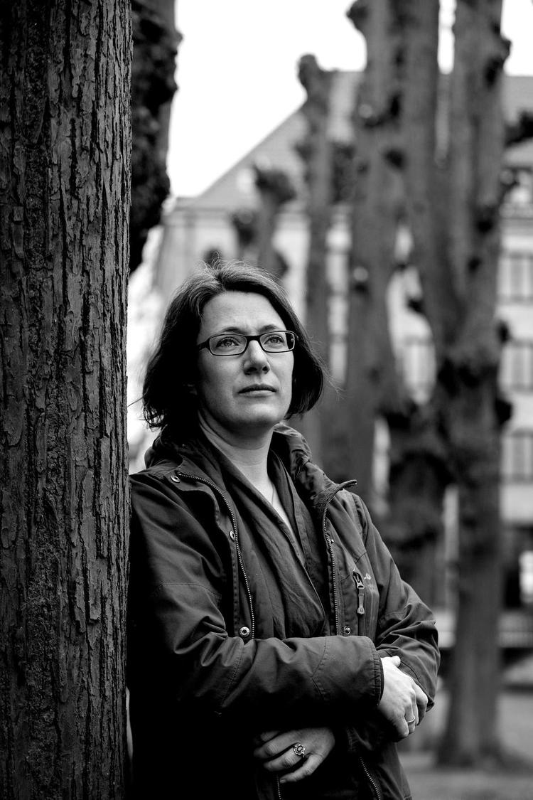 Afsked. »Vi lever, som om vi har krav på et langt og lykkeligt liv. Men sandheden er, at vi ikke har kontrol over, hvornår livet rinder ud«, siger Kirsten Bühler, der her på billedet står foran Sankt Lukas Hospice i Hellerup, hvor hun til dagligt arbejder som diakon og sygeplejerske. 