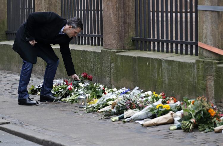 Terror. Fire personer er tiltalt for at medvirke til Omar el-Husseins drab og drabforsøg ved Synagogen i februar sidste år. En femte person er løsladt. (arkivfoto) 