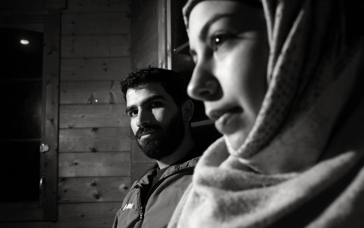 Ægtepar. 26-årige Alnour Alkhaled og 17-årige Rimaz Alkayal er gift og på flugt, da de ikke vil lade sige hverken skille eller adskille. 