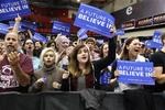 Opbakning. Tilhængere af Bernie Sanders var i højt humør under et valgmøde i staten Illinois fredag. 