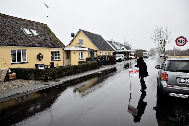 Boligmarkedet. Ejendomsmægler Susanne Støving har placeret en del flere 'Solgt'-skilte i Stevns end hun gjorde for to år siden. 