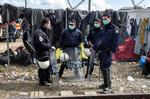 grænsevagt. Politifolk holder vagt for at forhindre uro ved flygtningelejren i Idomeni. Politimanden George er ikke med på billedet. 