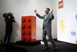 spradebasse. Direktør Jørgen Vig Knudstorp blev et kendt ansigt, da han sidste år sang og dansede sig igennem en regnskabspræsentation. 