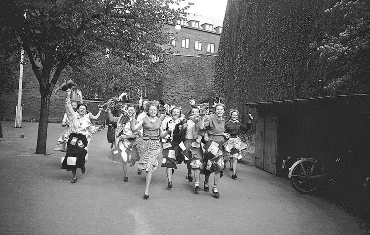 pigerne. Efter Anden Verdenskrig overhalede pigerne i procent drengene både i mellemskole og realskole. Her sidste skoledag for afgangselever i Odense Kommunale Pigerealskole i maj 1956. Forude ventede en kontorplads eller, for gangske få, gymnasiet. 