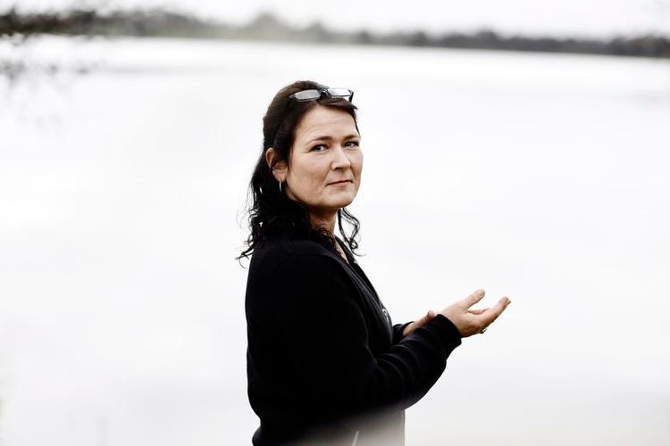 Synspunkt- Trisse Gejl debuterede som forfatter i 1995 med romanen 'Hvor mælkebøtter gror'. In sin nyeste skriver hun om menneskets uvilje til at se mørket i øjnene. 