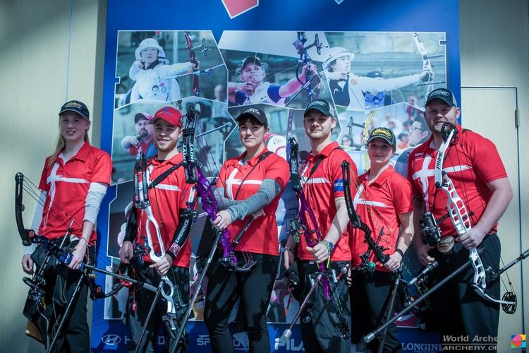 VM-medaljer. Det blev til både guld og sølv for de danske compound-hold ved VM. Fra venstre ses Sarah Sönnichsen, Stephan Hansen, Erika Anear, Martin Damsbo, Tanja Jensen og Patrick Laursen. 