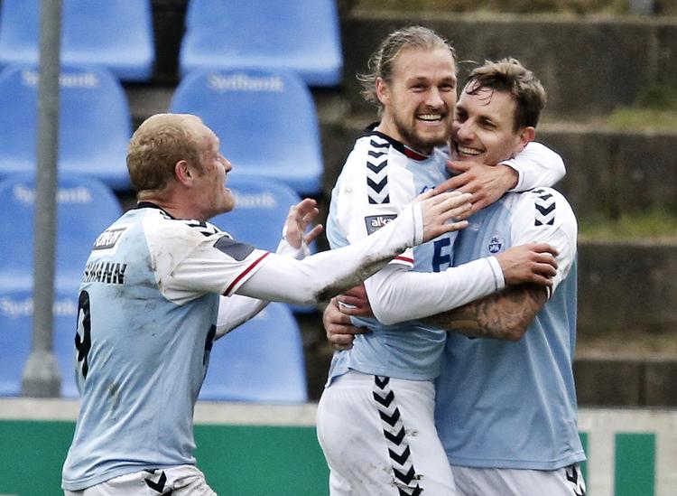 MÅLSCORERE. Sønderjyskes mål mod Brøndby bklev scoret af Tommy Bechmann (tv.) og Nicolaj Madsen (i midten). 