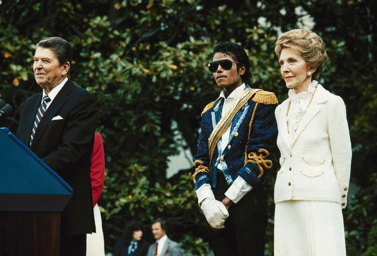 ANKER. Nancy Reagan ses her sammen med Michael Jackson og sin mand Ronald Reagan i 1984, hvor Michael Jackson modtager en pris for sin indsats mod spirituskørsel. 