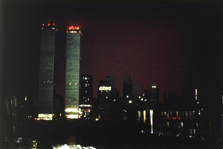 mørkelagt. Det store strømsvigt i 1977 henlagde det meste af New York i mørke. Denne undtagelsestilstand udnytter Garth Risk Hallberg til et symbolsk og dystopisk klimaks. 