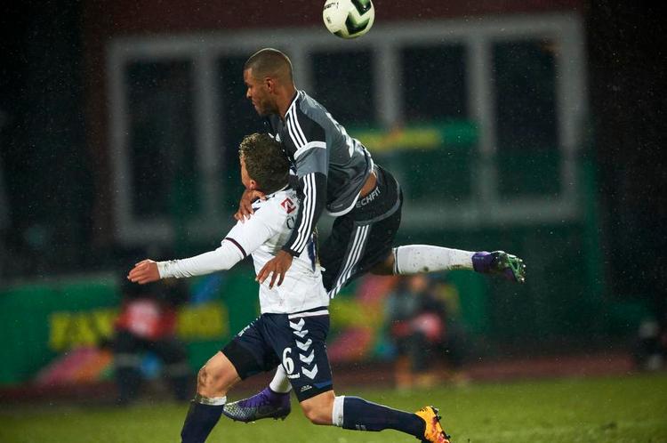 rødt. FCK's Mathias 'Zanka' Jørgensen (th) fælder AGF's Daniel Christensen på ulovlig vis - og bliver udvist. 