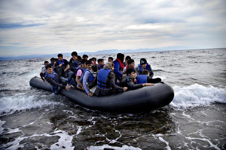 Flygtet. I stedet for at betale en menneskesmugler i Tyrkiet over 5.000 kroner for en plads i en livsfarlig gummibåd og dernæst vandre op gennem Europa skal en en syrer kunne købe en flybillet direkte fra Istanbul til Frankfurt, mener EU-præsident Donald Tusk. 