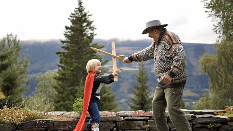 Generationstræf. Theodor og hans 89-årige oldefar har hovedrollerne i den nye serie på Ramasjang. 