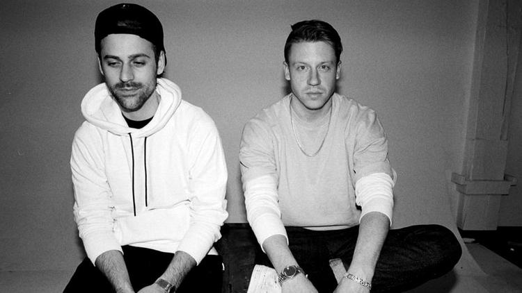Undskyld. Produceren Ryan Lewis og rapperen Macklemore har det svært med at være hvide og priviligerede på deres nye album. Pr-foto 