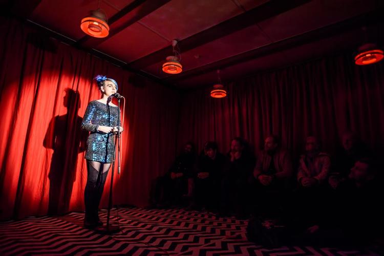 Mystik. »I Vig Forsamlingshus bliver vi budt velkommen af forsamlingshusets ejer, Lene. Så bliver vi hentet ud i bilerne. Jeg kommer op at køre med en 21-årig kvinde, som er på antidepressiv medicin og elsker heste. Vi bliver sat af på en gård, hvor en mor fortæller en ubærligt smuk historie om sin søn. Vi bliver hentet af en ny bil, bliver sat af et nyt sted, osv. «, fortæller Politikens anmelder. 